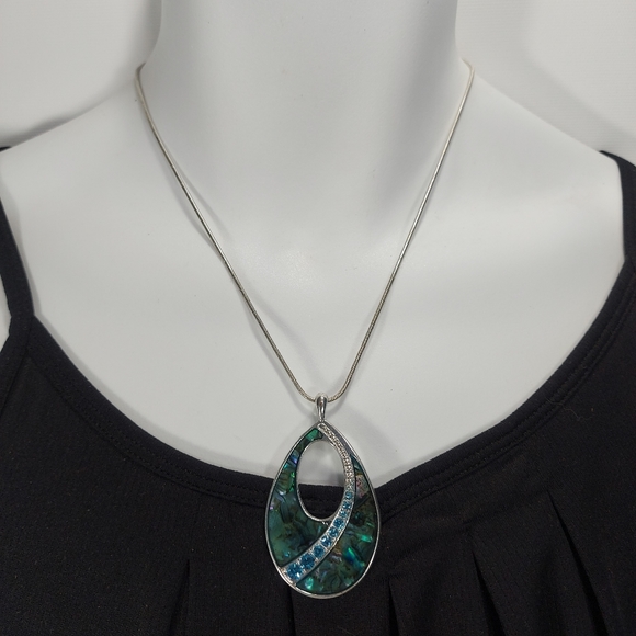 Kenneth Cole Vintage Silver Tone Teardrop Pendant Necklace - Picture 1 of 9